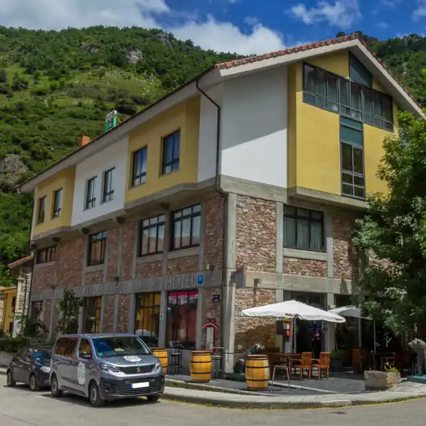 Reseña Restaurante Castillo del Alba en "La Voz de Asturias"